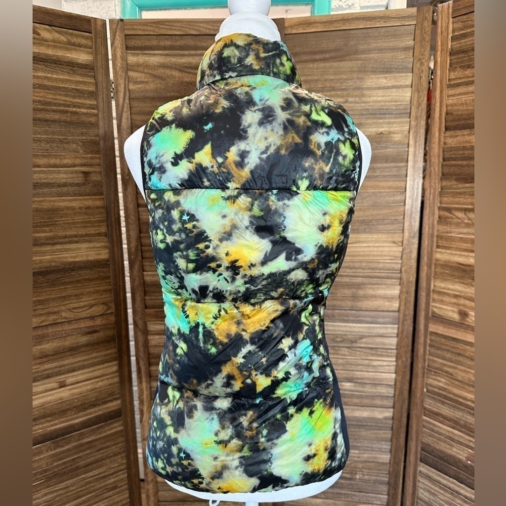 Fabletics Elliot Packable Puff Vest Tie Dye Trip - Picture 4 of 13